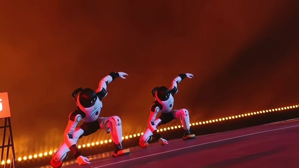 人形机器人炸场跨年晚会去年春晚还只能转手绢，今天跨年都有真功夫了！ 