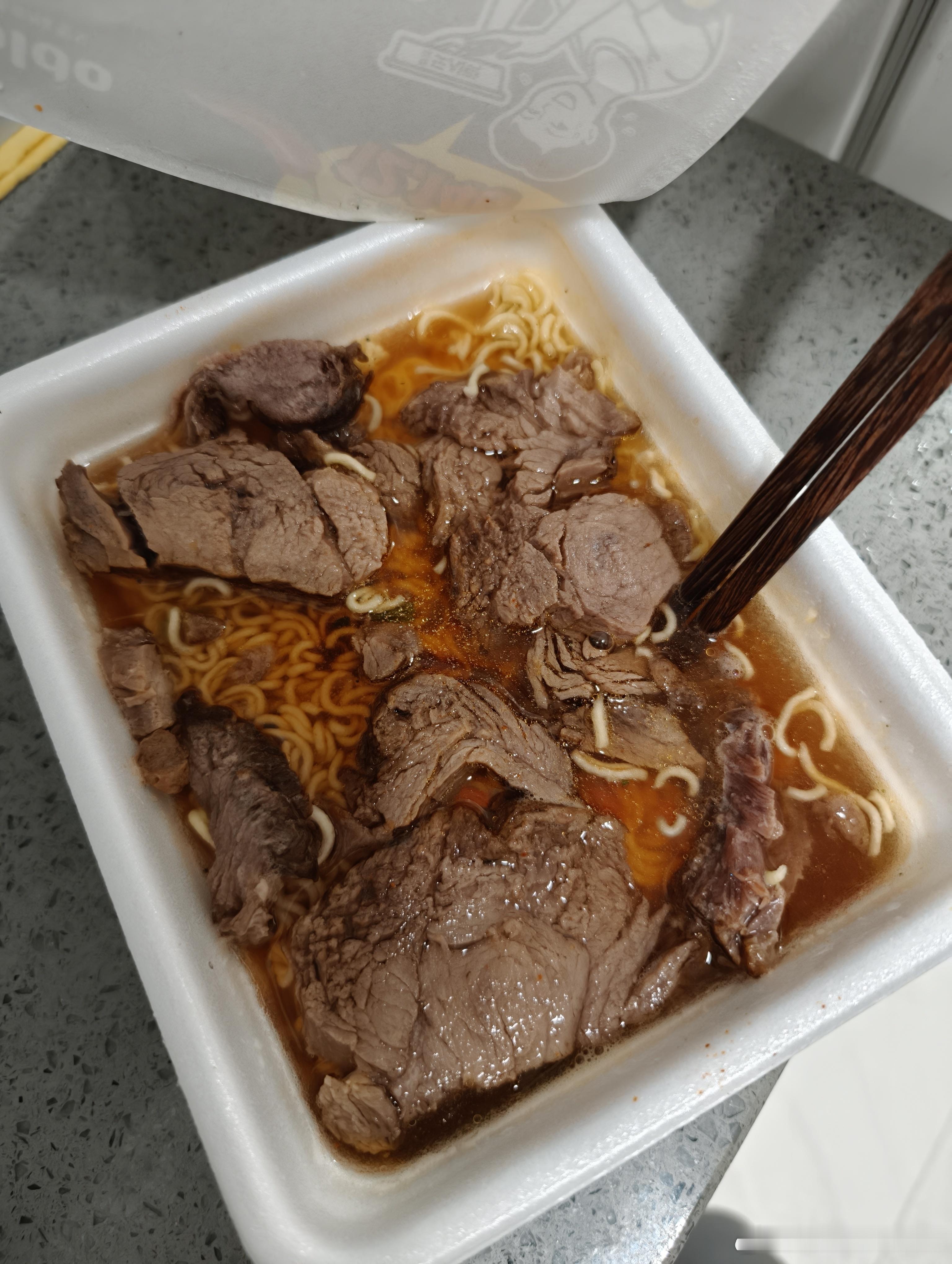 不知道吃什么，简单吃个泡面吧(ㆁωㆁ*)🍜 