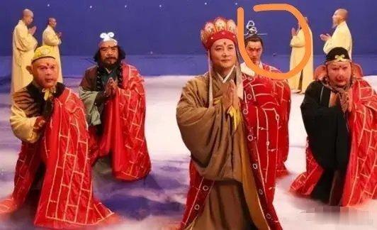 这图我愣了半天没看明白后面这个人是谁，打酱油的吗？ 