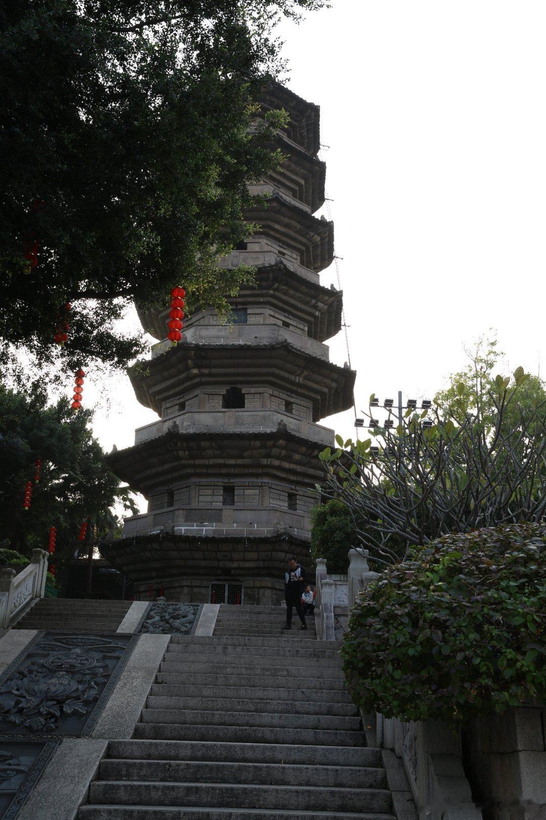 #闽东之行# 国保｜崇妙保圣坚牢塔花岗石砌就的塔身，风化后呈黑色，故俗称“乌塔”