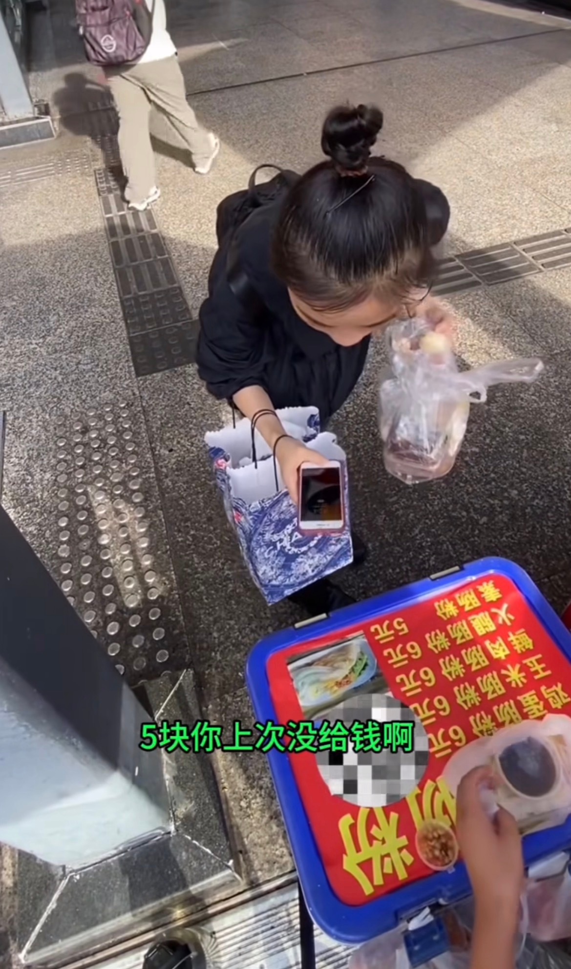 女孩截图假付款看她翻的图好像是聊天记录里找的，是不是好几个人共用各种截图到处白嫖