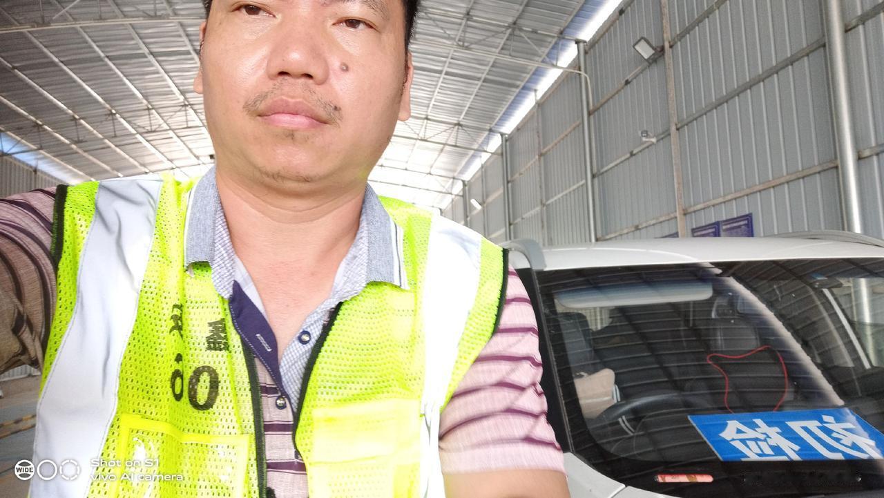 我是八五后生人，九十年代初上小学。那时候我们除了交作业还要给学校交五斤稻谷一个学
