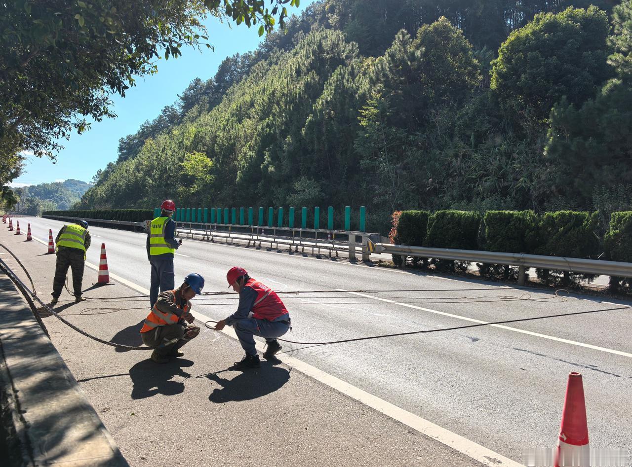 【百米高空“闪战” 30分钟打通电力“动脉”】近日，南方电网云南普洱宁洱供电局1