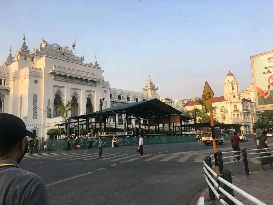 缅甸泼水节庆典期间，仰光省将搭建包括中央泼水台在内的200多个泼水台。
仰光省举
