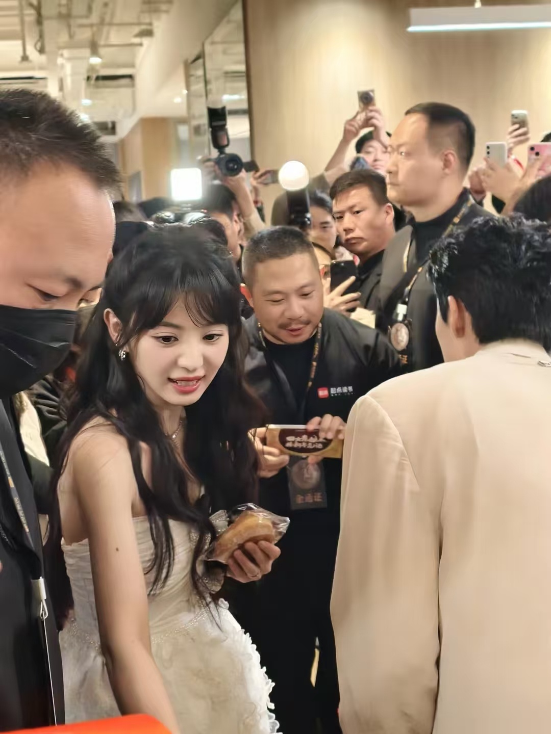 田曦薇扫楼被送地契  田曦薇扫楼现场，员工掏出一沓死心塌地版地契告白田曦薇，还收