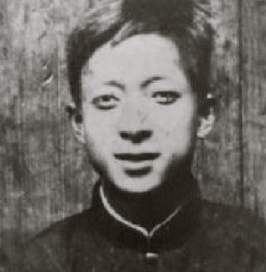 1988年，一个叫叶依奎的老头哆哆嗦嗦地回到大陆。下了飞机，他没回家，直奔组织，