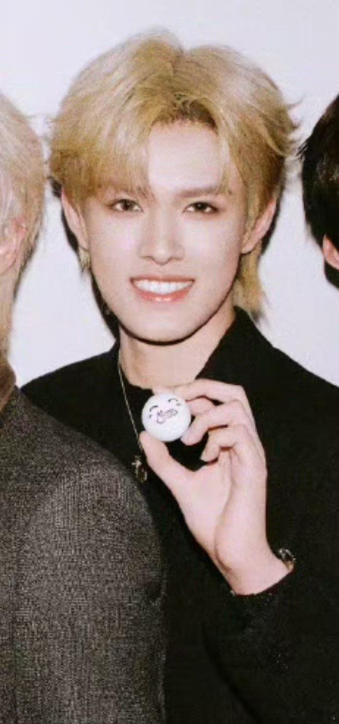 张极自评帅的人默不作声 他说帅的人都安静，可他的颜值偏偏让人无法保持安静。金发在