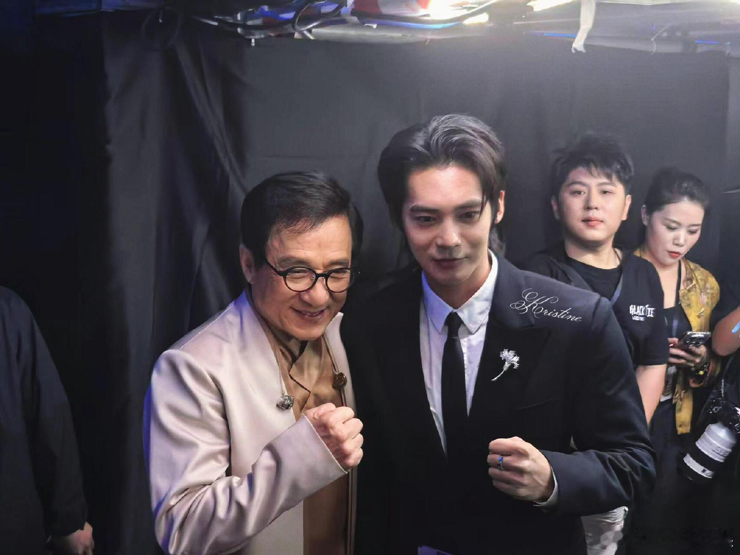 成龙于适同框合影成龙于适活动后台拍合照，于适都已经笑到合不拢嘴了。成龙于适握拳合