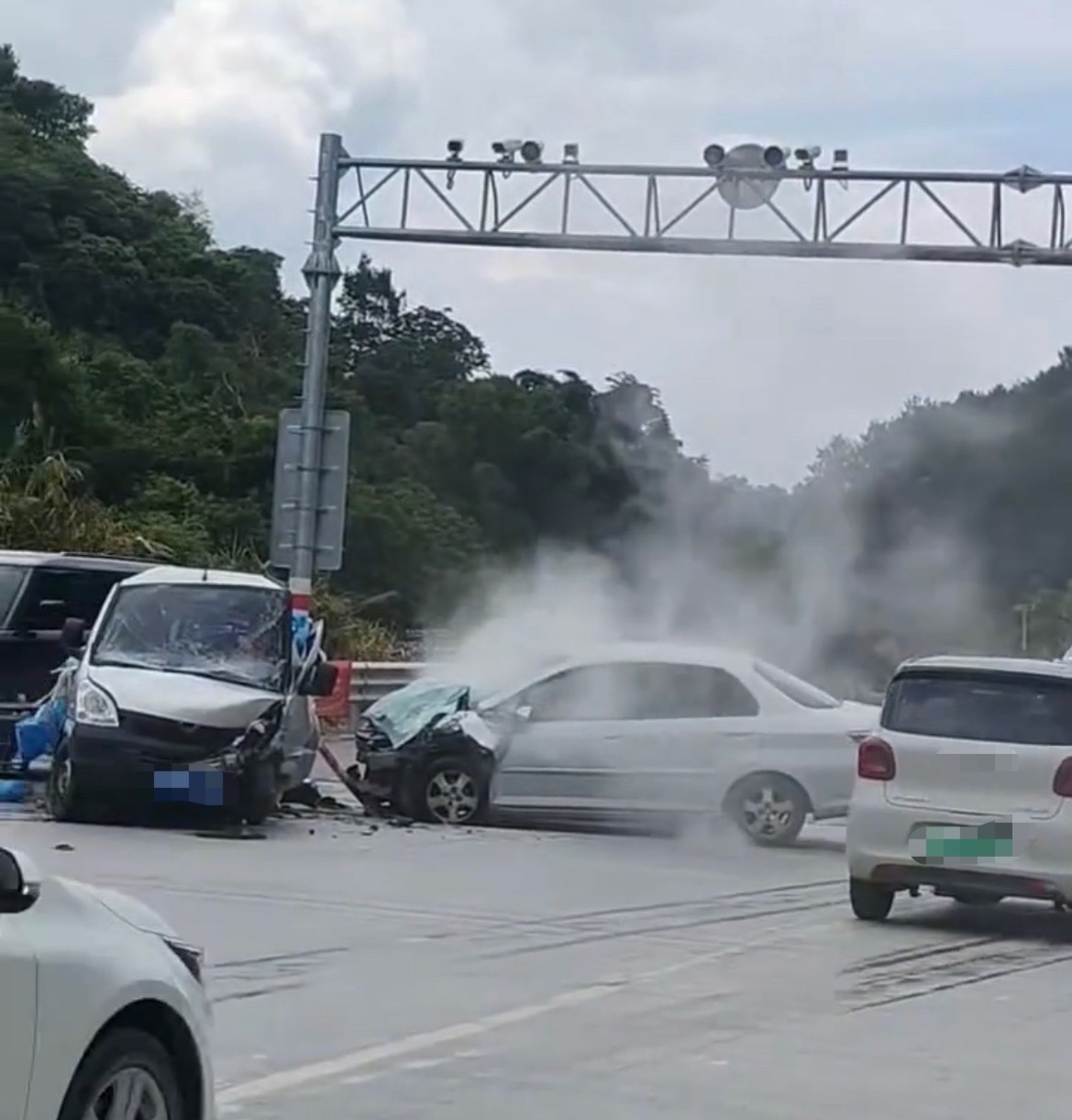 【玉林一龙门架底小货车和小车撞报废】7月2日，玉林市的一龙门架底路段一辆小货车和