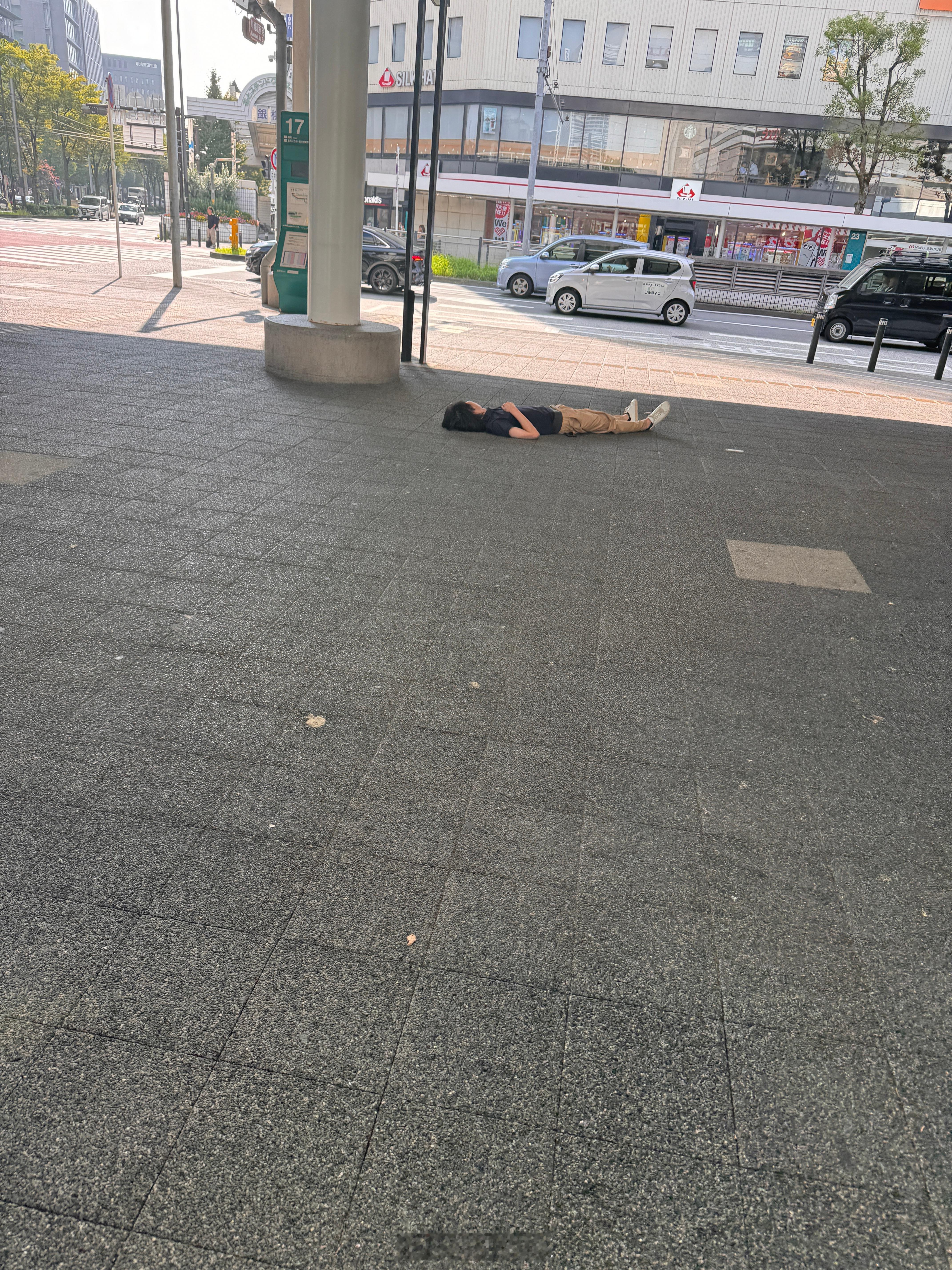 早上在车站看见一个年轻男子躺在地上，来来往往没有一个人去管他 看起来无大碍，就是