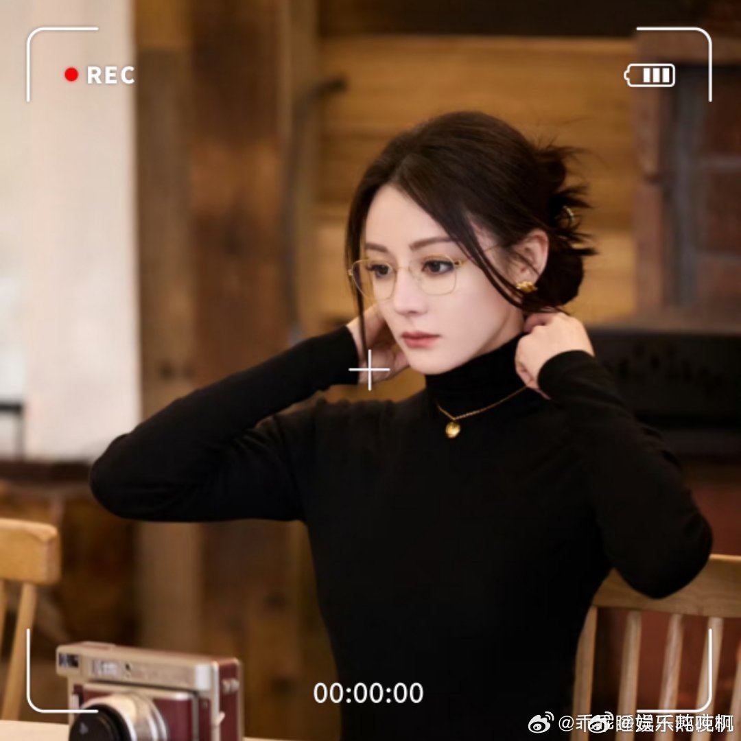 迪丽热巴夜幕烟花照 烟花易冷，笑容永存！热巴这张照片把浪漫值拉满，愿她永远像此刻