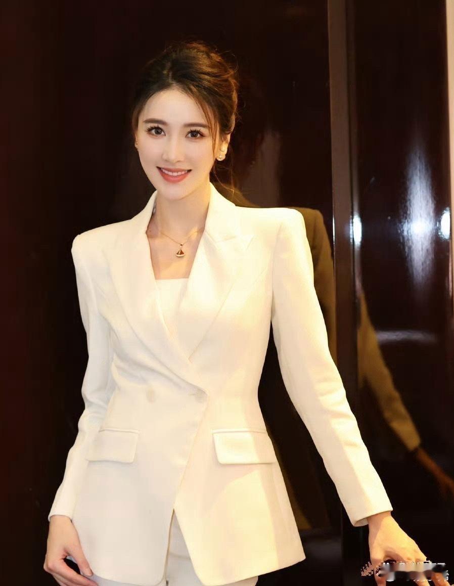 李丹儿魅力十足，时尚感爆棚！她时刻光彩照人，无人能比 