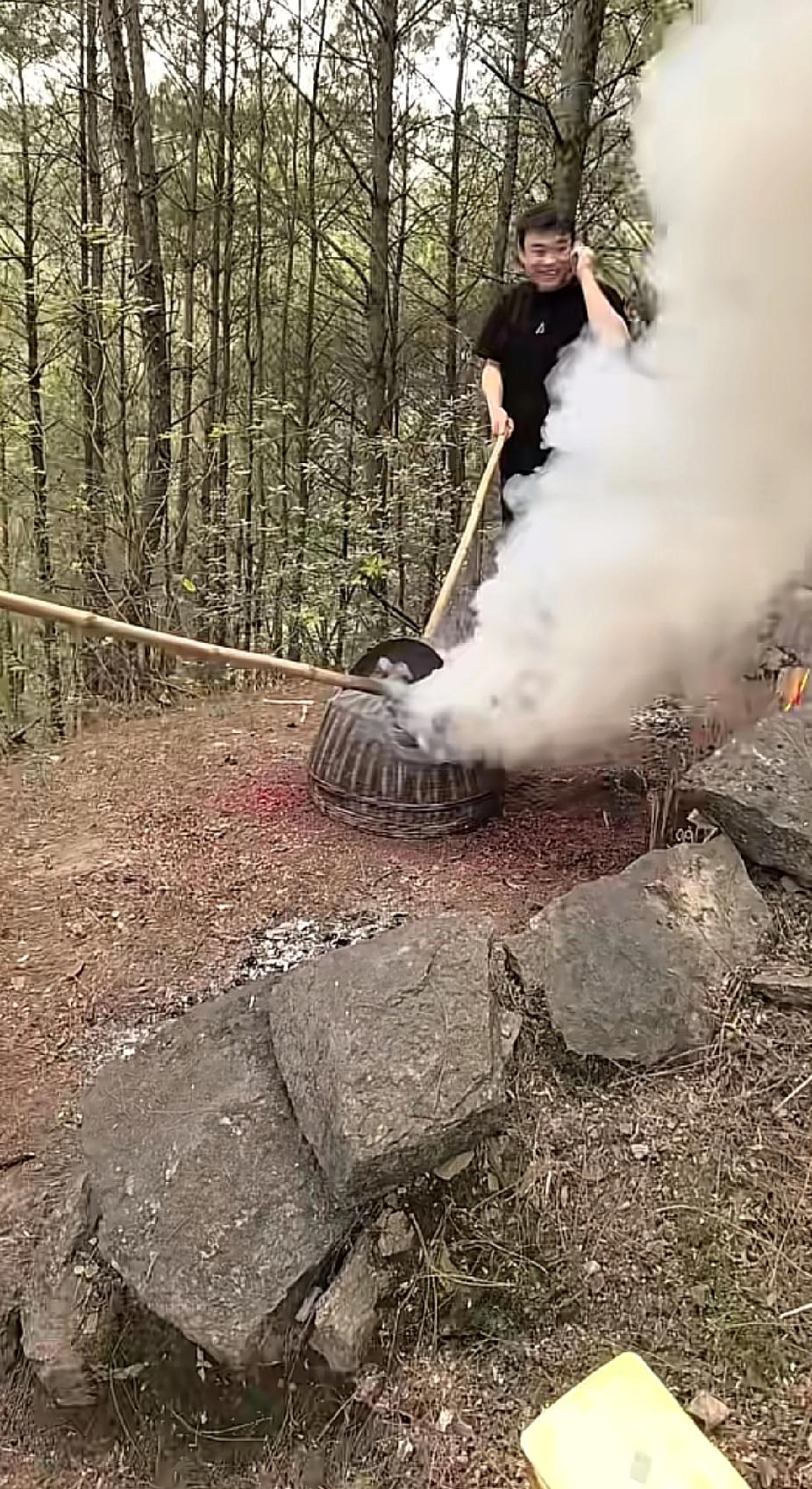 几名年轻人清明节上山祭祖扫墓，几个人的一波操作，瞬间收获众多网友的怒赞了。

清