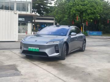 教授试驾了一台蔚来最好开的ET5
外观上跟ET5其实差别并不大，主要在于有特殊颜