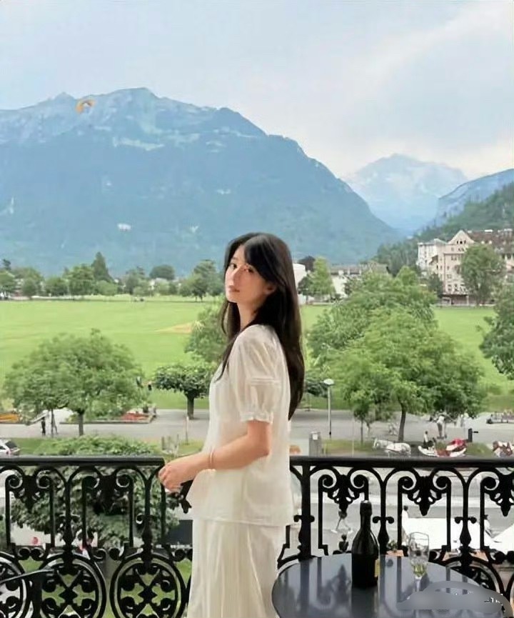 乔欣瑞士旅行照被全民猜孕，她的肚子比她的作品上热搜还快 