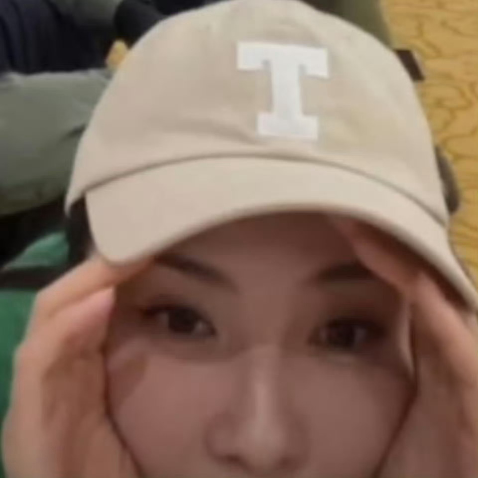 拼豆这玩意儿谁研究的呢，小孩子这么爱玩陪着拼了一会儿，眼睛老花了……腰快断了……