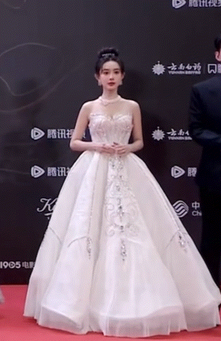 孟姐表面上云淡风轻，实际心里：我美甲呢我美甲呢！！还喊徐正溪帮她一块儿找哈哈哈哈