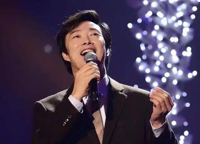 [太阳]1981年，费玉清在日本女友家过夜，女友贴心地放好洗澡水。他刚跨进浴缸，