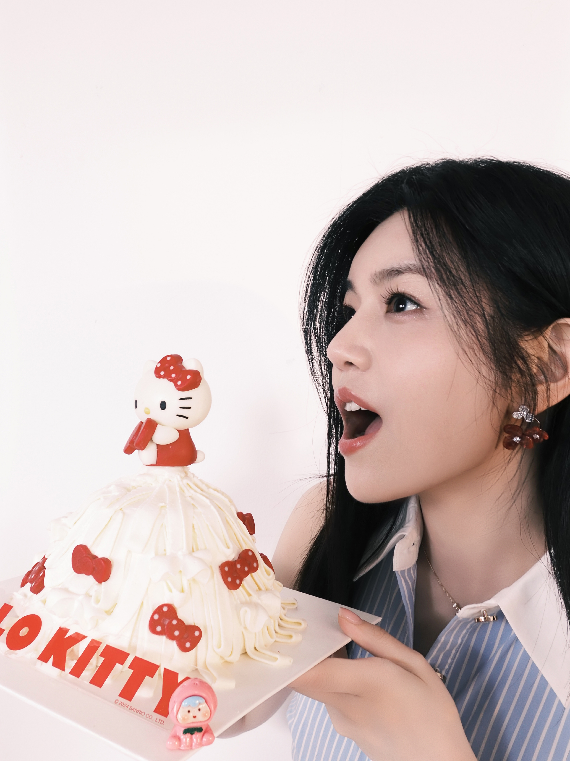 陈妍希生日送你一朵玫瑰  姐生日快乐呀！新写真蓝条纹裙太绝了，少女感直接焊在身上