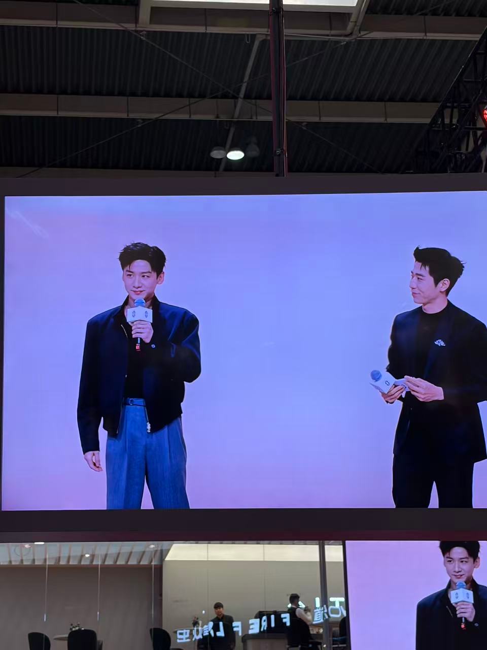 😮哇，是白敬亭，拍不到真人只能拍大荧幕了北京车展明星生图 白敬亭