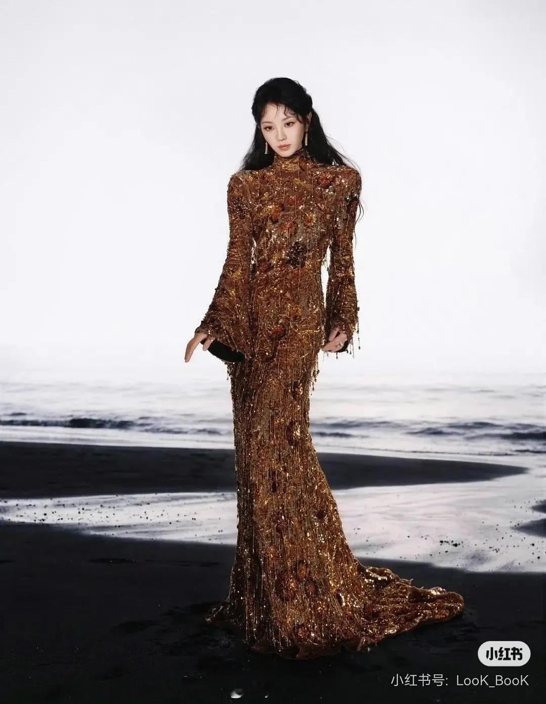 星光大赏出图田曦薇这套好看吗？ 这件适合年纪上来点的人穿比如巩俐 