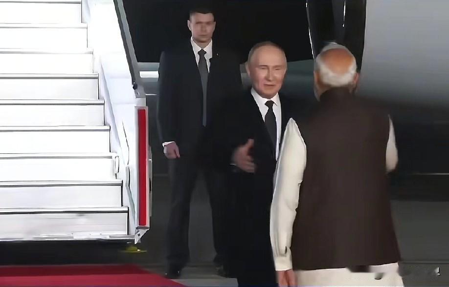 12月6日下午的最新消息，现在他来了，第三条：普京访印签署29份合作文件，莫迪陷