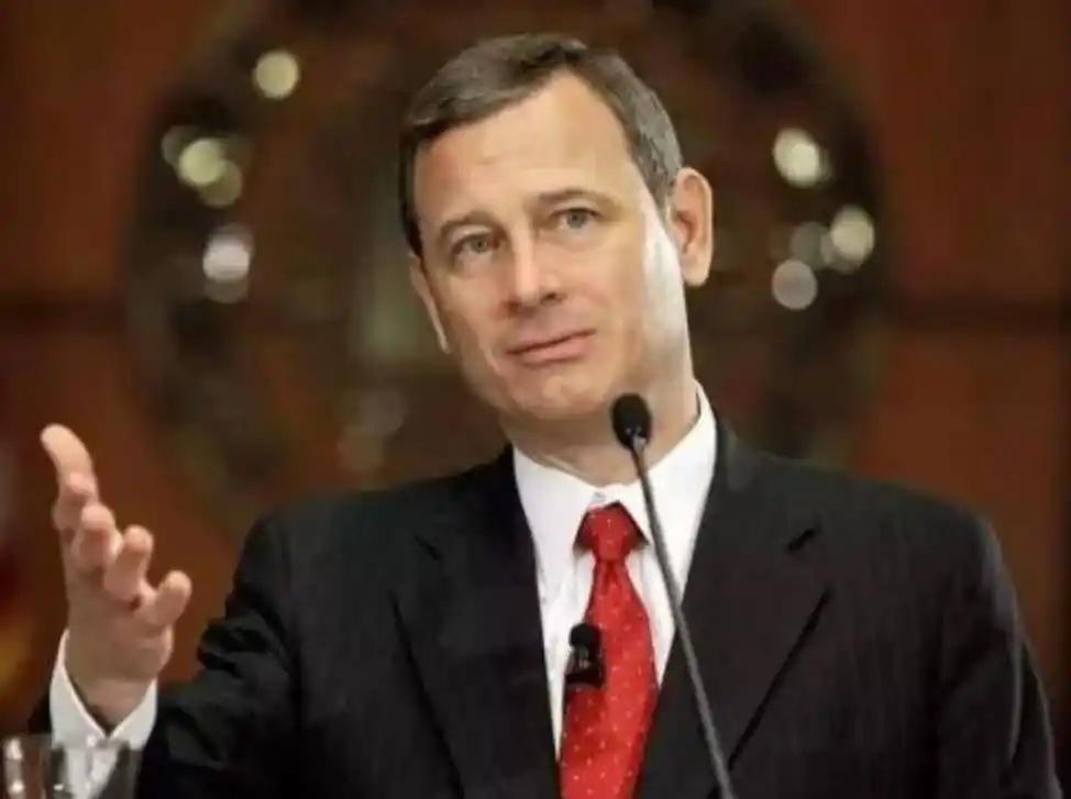 见过说话难听的，没见过在大会发言席上还乱说话的。

美国首席大法官在他儿子毕业典