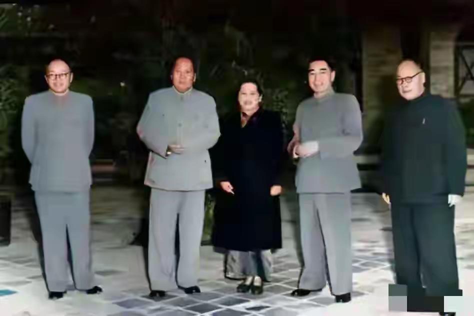 这么多战功卓著的老同志同框，在C位的老太太是谁？有知道的吗？