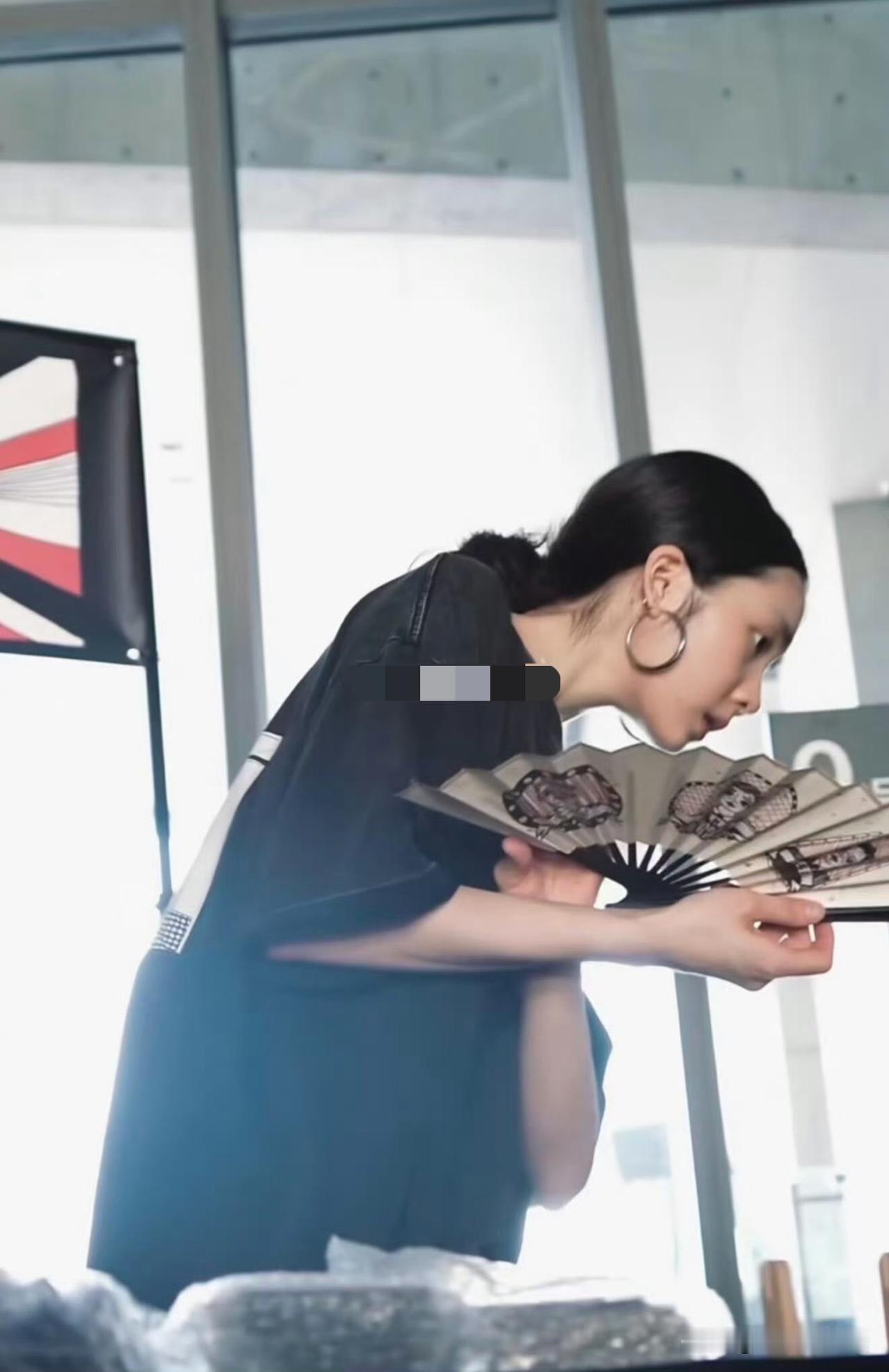 黄多多这组造型的后脑勺格外饱满，不少网友猜测发型内部垫了垫片，靠造型工具撑出发量