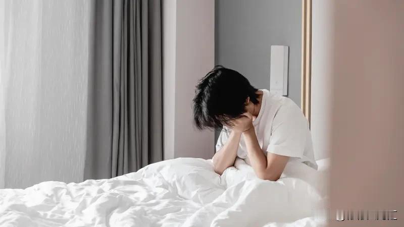 孩子不爱睡觉太常见了！我家娃就是，每次到睡觉时间都跟打仗似的。
原因可能有很多。