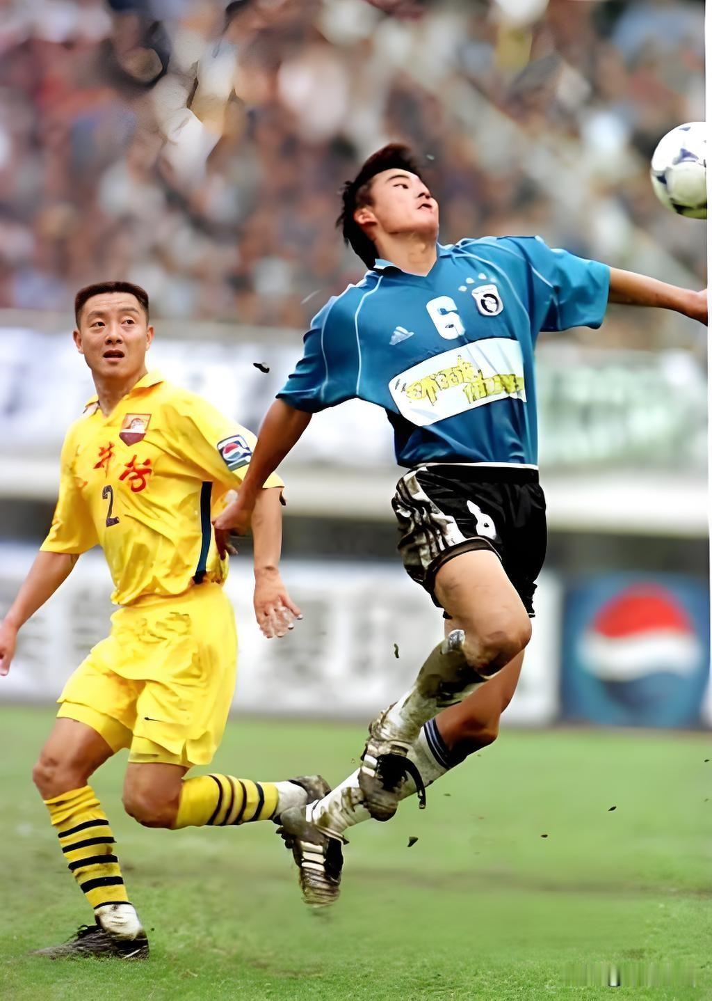 1995年11月11日，成都体育中心，四万四川球迷的呐喊声中夹杂着刺耳的嘘声。四