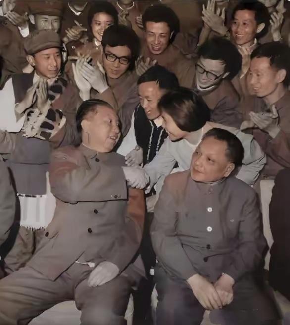 两张相隔9年的照片，定格了历史的瞬间。
1978年3月召开的全国科学大会历时13