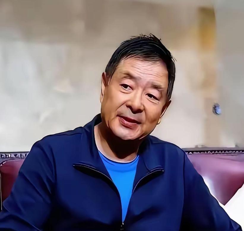 谁也没想到！凌晨一点，北京，72岁的濮存昕用布绳把自己和94岁的母亲连在一起，不