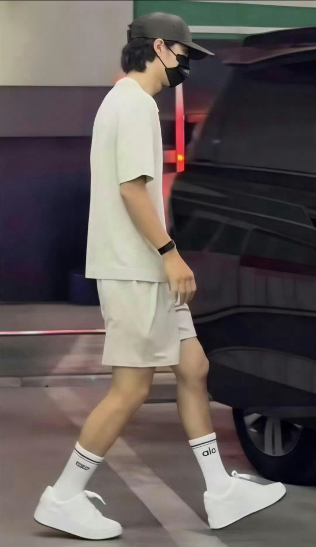 王一博完全男大少年感与运动感碰撞，解锁不一样的王一博。简单的运动套装没有繁复设计