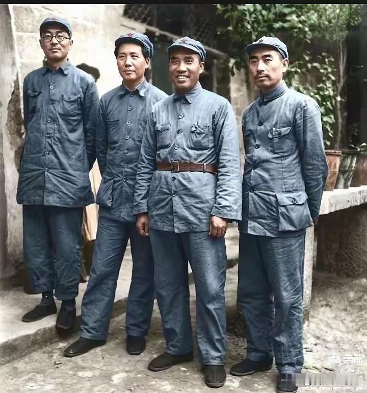 何为千古史诗长征？三句经典定论，道尽二万五千里的万丈风骨
 
很多人只知道长征是