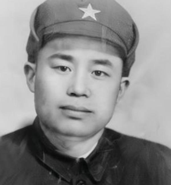 王近山，湖北黄安人，1915年生，穷苦出身，十几岁就参了军。

部队里叫他"王疯