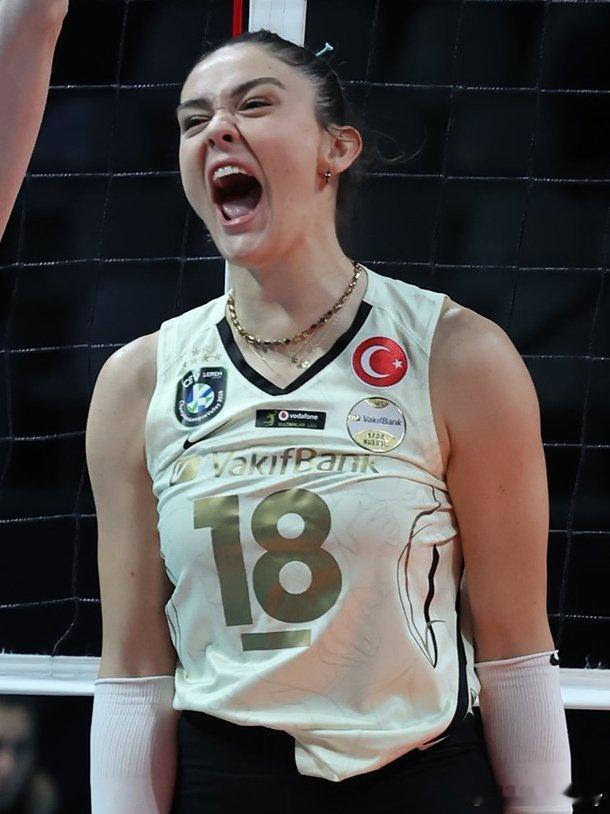 泽赫拉发挥出色，四局7拦拿下16分。女排女排欧冠