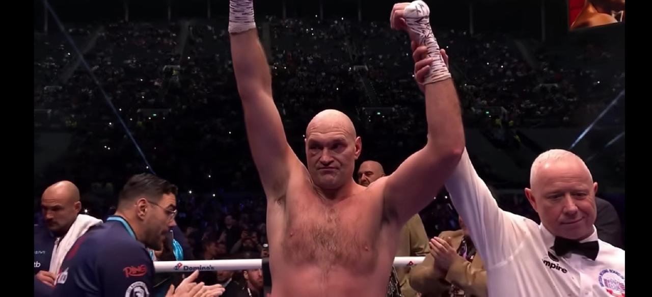 泰森富里归来仍是王者！阔别拳坛一年半以后，泰森富里鏖战马克穆多夫十二个回合，取得