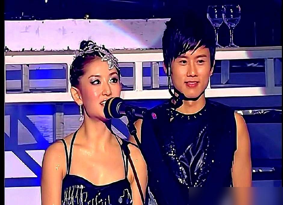 选票数字死死定格，刚跟女主持贴身热舞的男人当场跌出全国三强。你肯定以为这又是一场