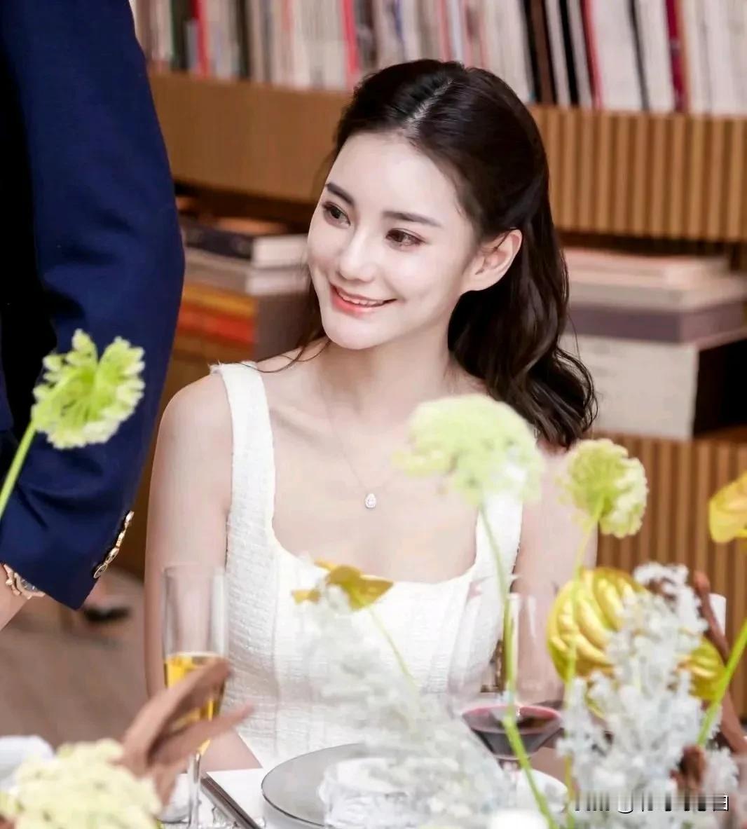马小梅虽然没有徐熙媛漂亮，但她看起来却比大s舒服，其实这也并不是颜值的问题，而是