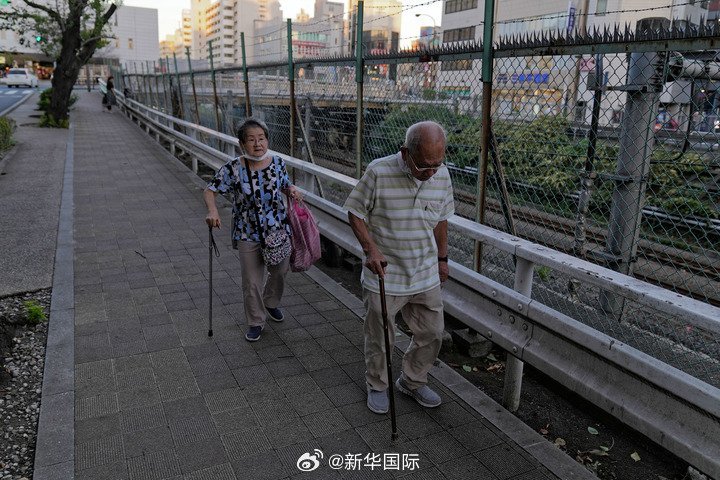 #因赡养负担重日本死后离婚增多#【赡养负担重　日本“鳏寡离婚”增多 】随着日本老