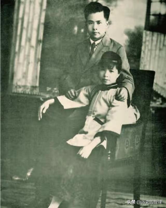 1928年任弼时被捕，船上遇同乡险些暴露，一个眼神扭转生死危局
 
1928年3