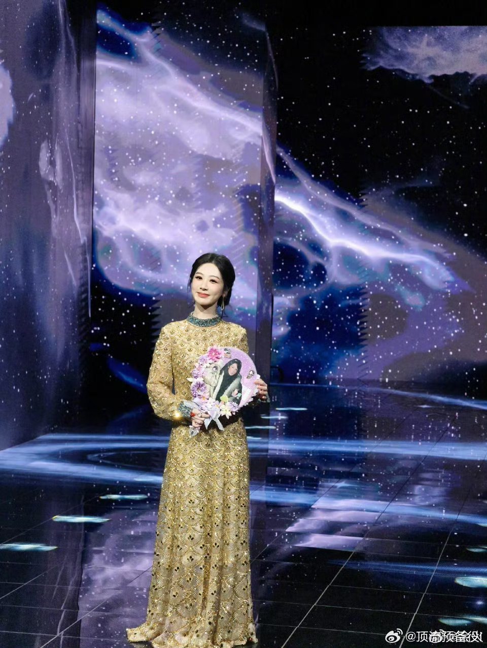 杨紫身着鎏金长裙优雅亮相，手持折扇笑容温婉动人~💫