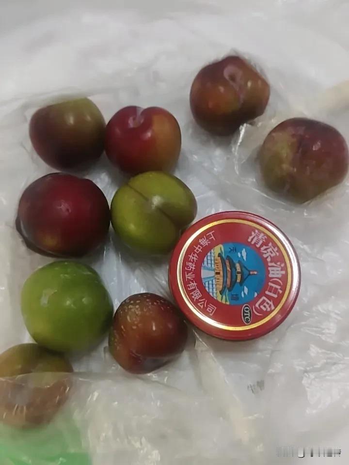 便宜没好货，
京东一块钱一斤的脱骨梨，
还没清凉油盒大，
真的是脱骨成仙了。