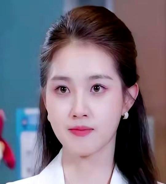 郭宇欣拍短剧，21天播放30亿，不是靠脸，是靠懂人。
她演的不是霸道总裁，是半夜