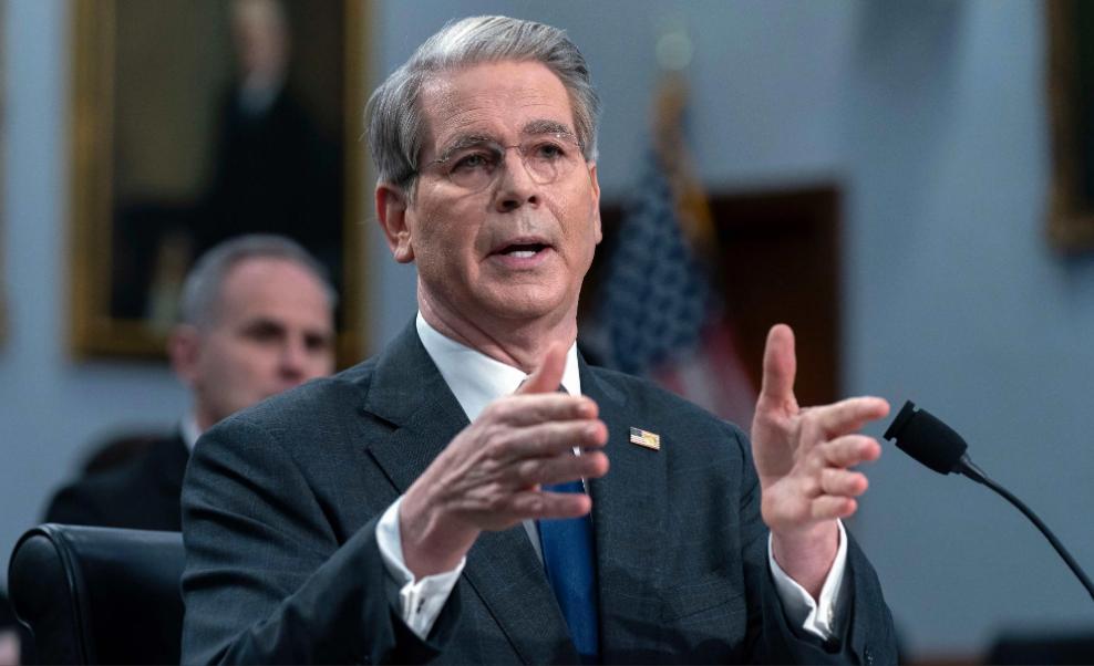 美国财政部长贝森特给高市早苗泼了一盆冷水。25日直接发出严厉警告：要是高市早苗还