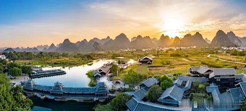 这两天我在搜索附近景区的酒店，他的价格已经开始大跳水了，一般都是国庆这8天住宿价