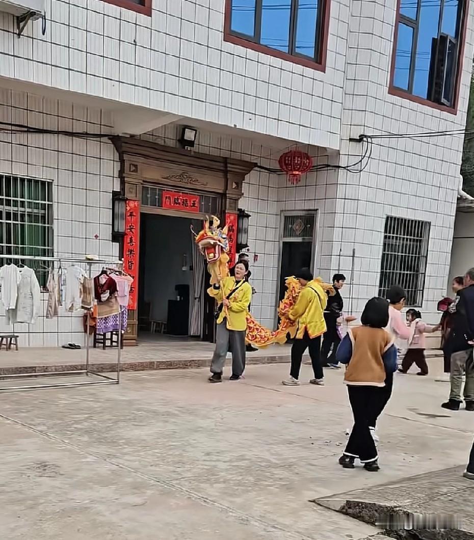 玩龙灯搞钱，已经不分男女老幼了，都可以做一个简易灯笼走街串巷。春节期间嘛，都是图