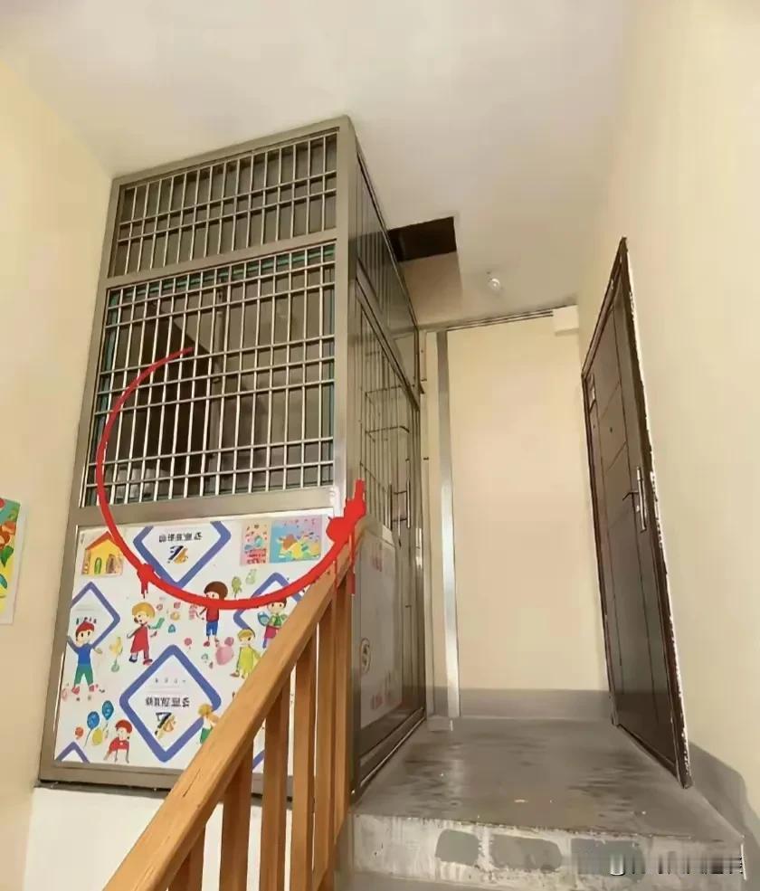 这样的邻居太可恶了，在不打招呼的情况下，私自把自己那一半公摊面积竟然用不锈钢门给