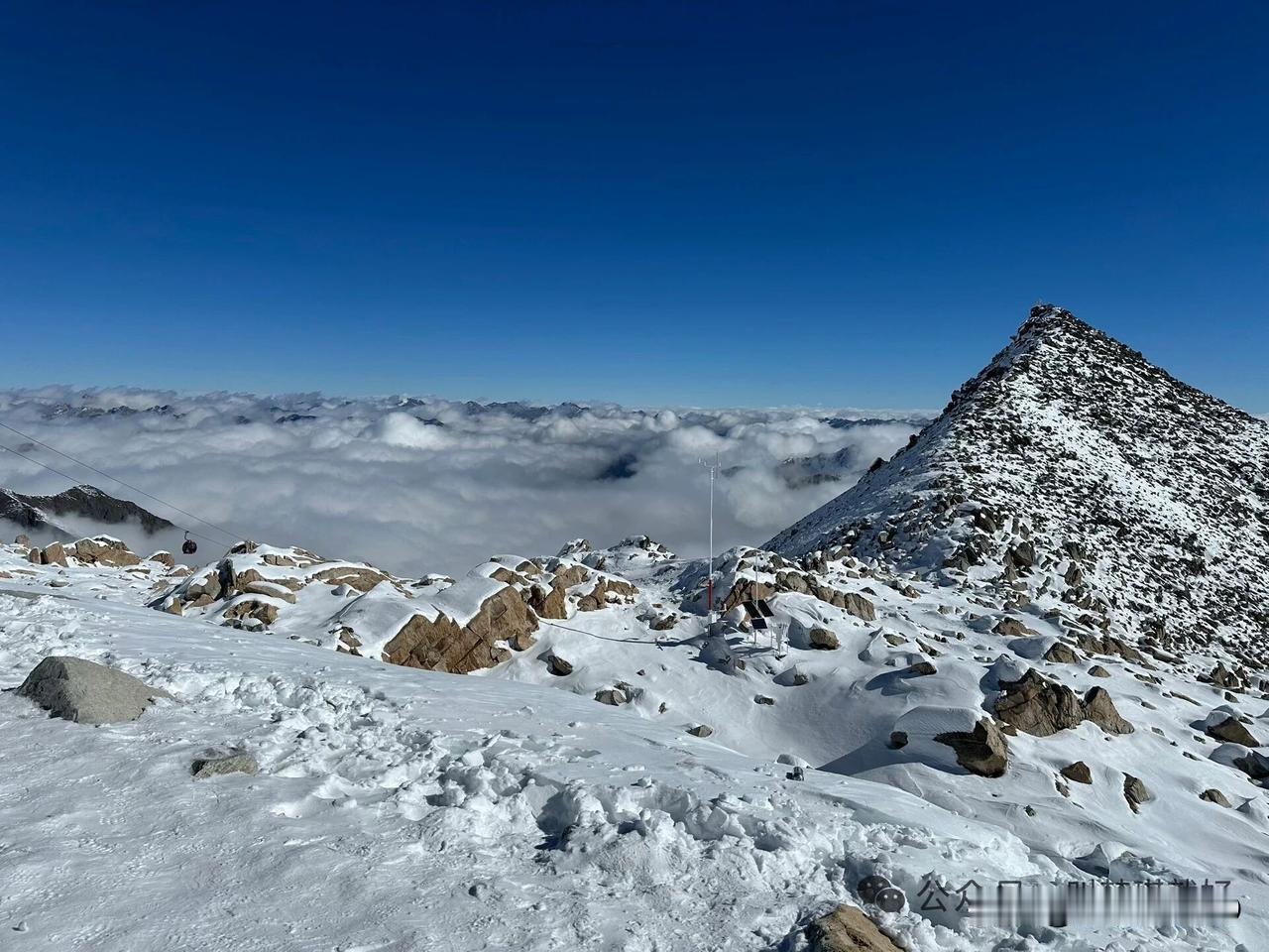 云海之上，雪山之巅，静享大自然的壮丽与宁静。